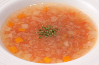 Sebzeli çorba ve arka planda et, kapat.