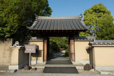 Saygıdeğer eski bir Japon tapınağının manzaralı tasviri