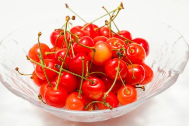 Masada taze kirazlar, sağlıklı yemekler.