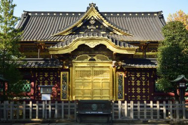 Antik bir Japon tapınağının manzaralı tasviri.