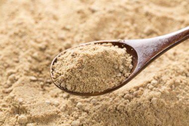 kaşık yakın görüntüsünde kahverengi toz
