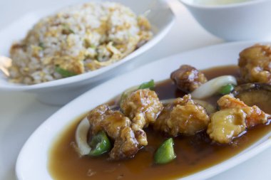 Çin usulü kızarmış tavuk, pirinç, tatlı ve ekşi sos.