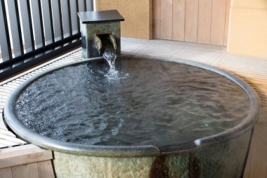 Jakuzide Japon sıcak suyu. 