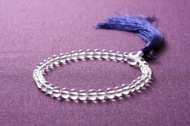 Budist öğretilerini ve prensiplerini hatırlatmak için kullanılan mala bileziği olarak da bilinen püsküllü Budist dua bileziği.. 