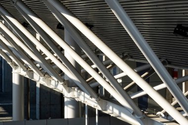 Beyaz kirişler ve yapısal desteklere sahip modern mimari