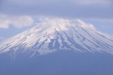 Fuji Dağı karla kaplı. 