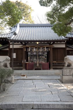 Eski bir Japon tapınağının görkemli manzarası.