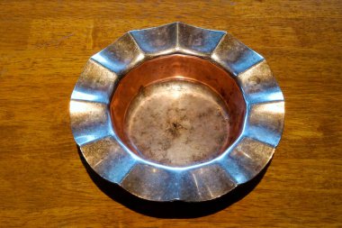 Ahşap masada boş metal tepsi