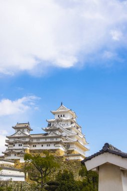 Japonya 'daki ünlü Osaka şatosu kulesinin manzaralı görüntüsü.