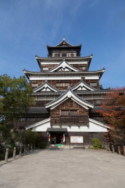 Güzel antik Japon tapınağının manzaralı görüntüsü.
