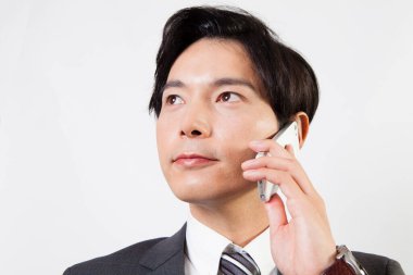 Cep telefonuyla konuşan bir iş adamının portresi