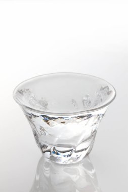 Japon sakesi cam bardakta, kapat manzarayı.