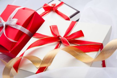 Kurdeleli ve fiyonklu hediye kutularının yakın plan görüntüsü   