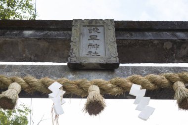 Isahaya Tapınak Torii kapısı ve Shichi-Go-San halatı Japonya 'da.
