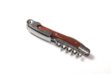 Tahta saplı tirbuşon beyaz arkaplanda dinleniyor