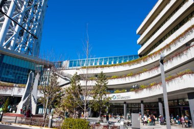 Japon tasarım ilkeleri güneşin altında sıkıca sarılmış binalar boyunca görülebilir..