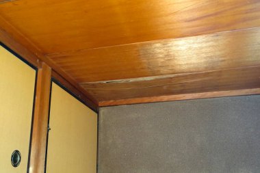 Evin içi ahşap tahtalarla dolu.      