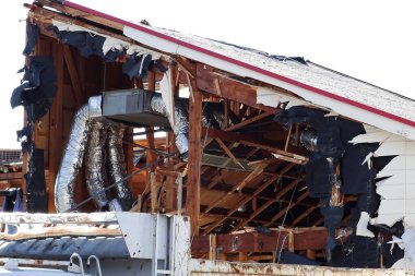 Hasarlı bina, açık yapı ve kırık materyal gösteriyor.