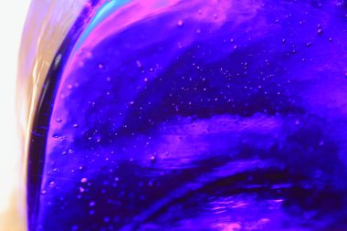 Soyut yaratıcı arka plan, kristal bir camın makro görüntüsü.             