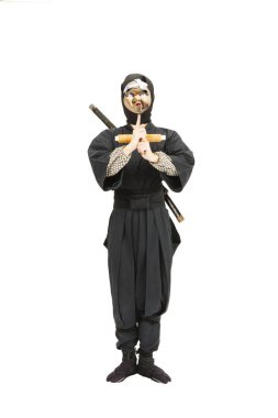 Ninja Hyottoko maskesi takıyor.