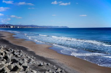 Deniz manzaralı güzel bir sahil.  