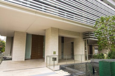 Japonya 'daki apartmanın modern dış cephesi.