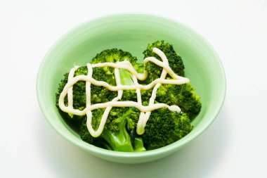 Taze brokoli soslu ve kaseli.