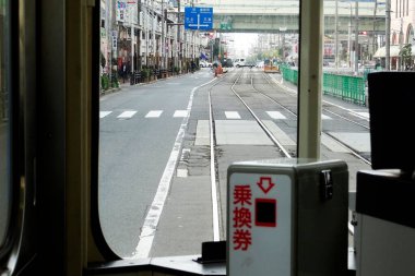 Japon şehrinde bir tramvay.