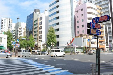 Caddedeki şehir trafiğinin manzarası