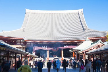 Tatil ziyaretçileriyle dolup taşan antik Japon türbesi