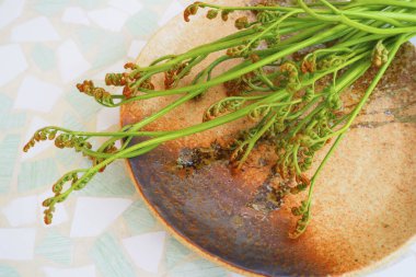 arkaplanda yeşil çiçekler