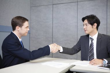 İş Adamları Tokalaşıyor