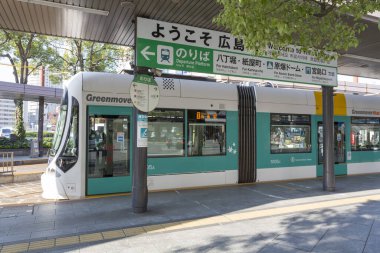 Gündüz vakti eski Japon şehrindeki modern tren istasyonunda 