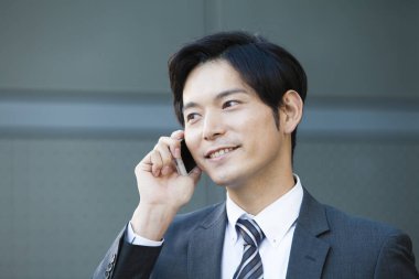 İş adamı cep telefonuyla konuşuyor.