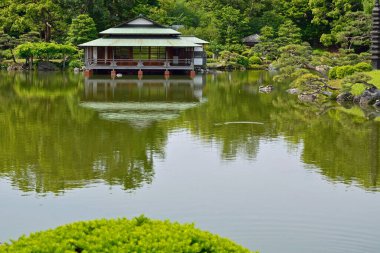 Parktaki gölde Japon bahçesi.