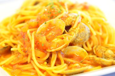 Beyaz tabakta deniz mahsullü lezzetli makarna. 