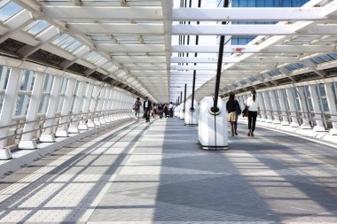 Tokyo, Japonya - Kasım 12, 21 0 15: İnsanlar daiba caddelerinde yürüyor - ku tren istasyonu, Tokyo