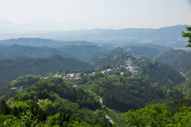 Yeşil orman ve kasabayla kaplı güzel dağların hava manzarası  