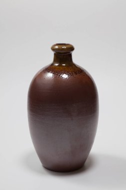 Beyaz arkaplanda boş kil vazo