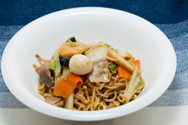 Kızarmış erişte, domuz eti, sebze ve Asya yemeği. 