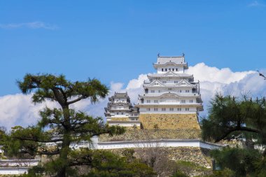 Japonya 'daki ünlü Osaka şatosu kulesinin manzaralı görüntüsü.