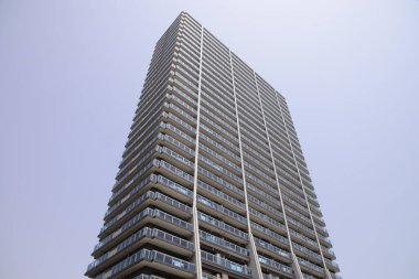 Mavi gökyüzü üzerinde modern bir bina 