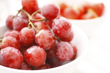 Taze üzümler kasede, yakın çekimde.     