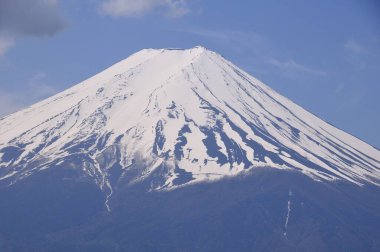 Fuji Dağı karla kaplı. 