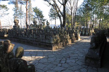 Mezar taşları, anılar ve din kavramlarıyla mezarlık manzarası