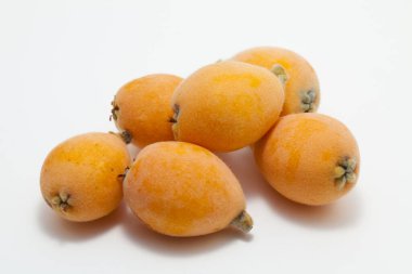 Masadaki Loquat Medlar meyvelerini kapat