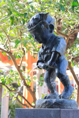 Japonya, Fukuoka 'daki Kushida Tapınağı' nda işeyen çocuğun heykeli.