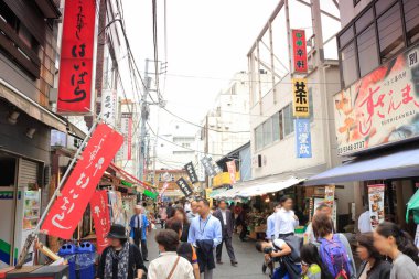 Japon şehrinin kalabalık caddesi, gündüz manzaralı.
