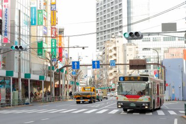 Tokyo, Japonya 'daki Ogikubo İstasyonu' nun önünde.