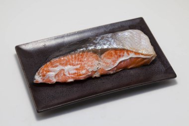 Japon yemeği mi? Tabakta pişmiş somon balığı